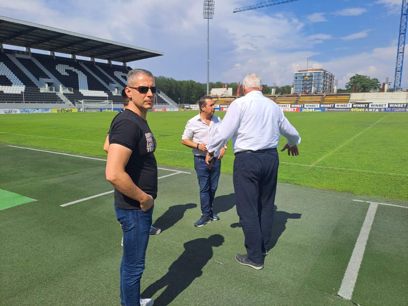 Кметът на Пловдив инспектира южната трибуна на стадион "Локомотив" (СНИМКИ)