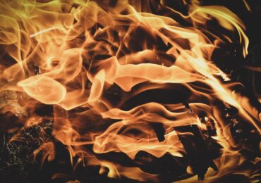 Електрическа триколка се самозапали в Пловдив, двама мъже гасиха сами пожара