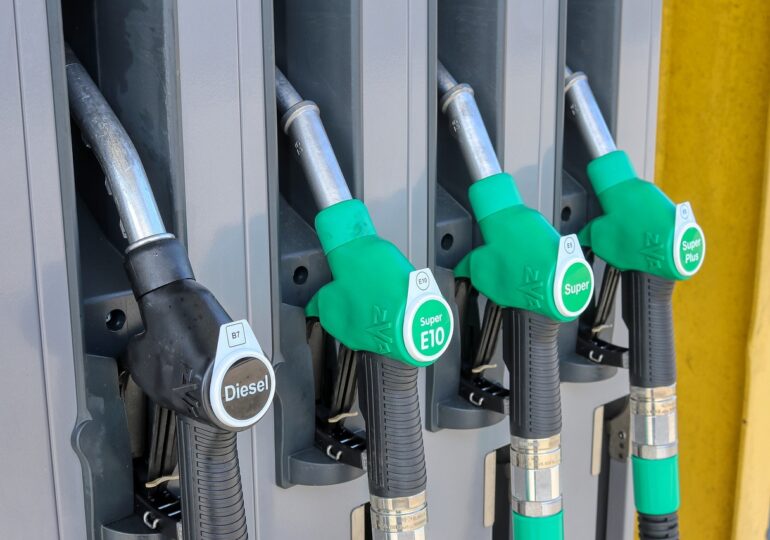 За месец: Бензинът е поскъпнал с 14, дизелът - с 20 стотинки за литър
