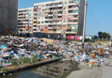 "За първи път виждам толкова боклук на едно място": Хора от страната чистят Столипиново