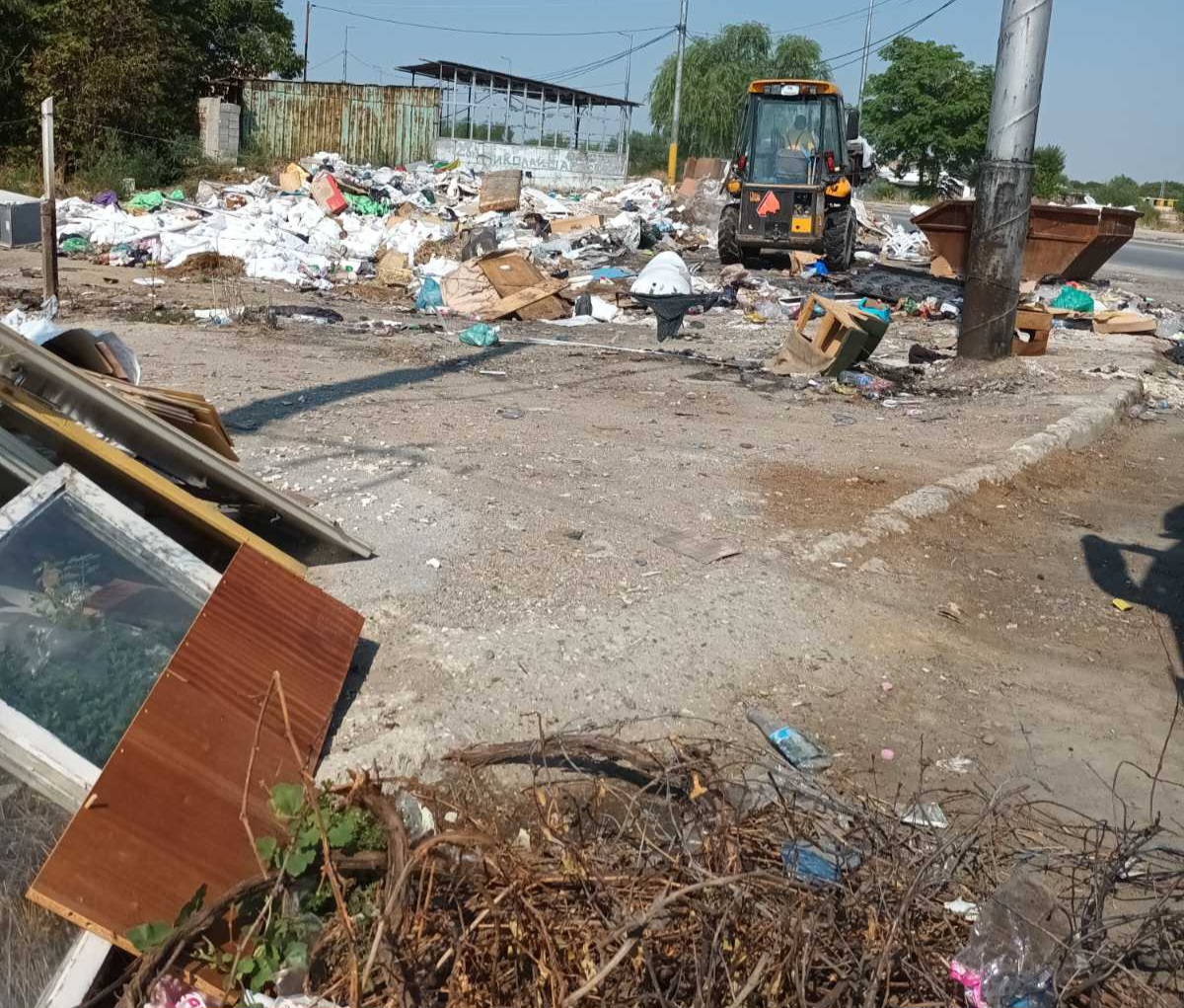 За поредна седмица: Изринаха над 100 тона отпадъци от "Столипиново" (СНИМКИ)