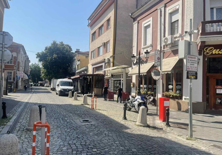 Бариера спира колите в пешеходната зона на улица „Отец Паисий” в Пловдив (СНИМКИ)
