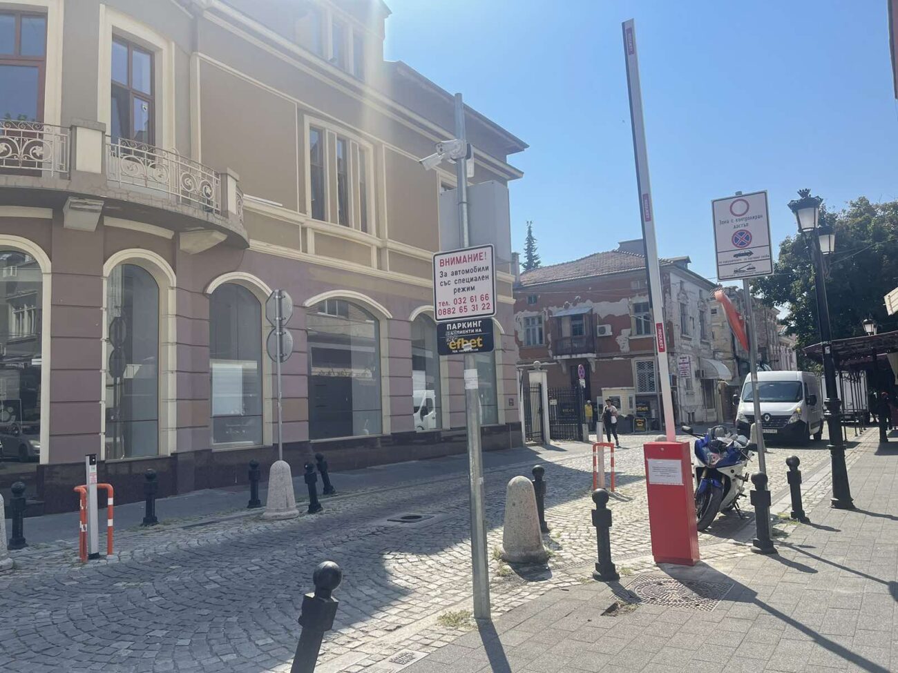 Бариера спира колите в пешеходната зона на улица „Отец Паисий” в Пловдив (СНИМКИ)