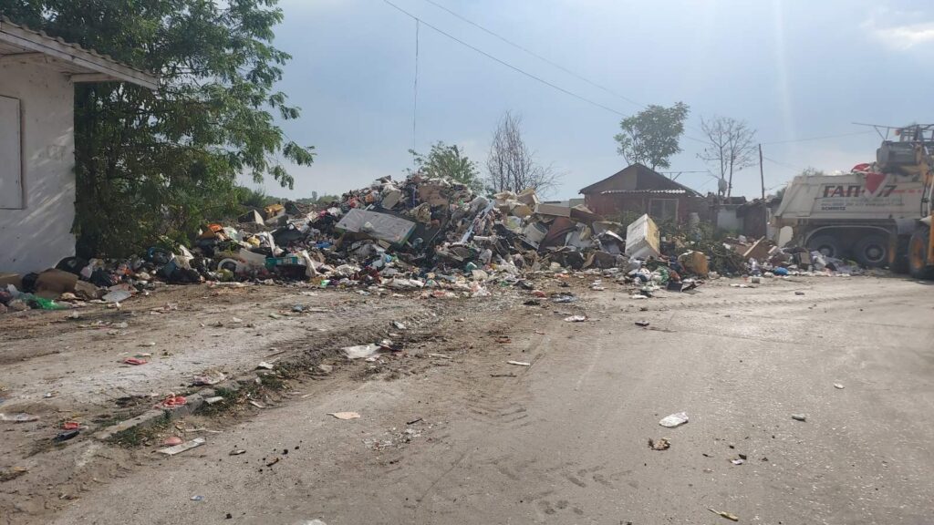 "Чистота" събра 134 тона отпадъци от ул. "Крайречна" в "Столипиново" (СНИМКИ)
