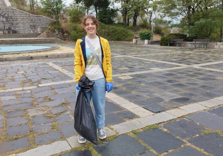 Ученичка от Английската гимназия впечатли със старание при почистването на Бунарджика (СНИМКИ)