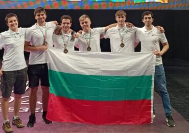 Учениците ни по информатика с четири медала от Международната олимпиада в Унгария