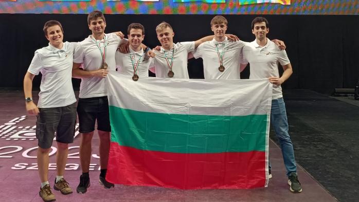 Учениците ни по информатика с четири медала от Международната олимпиада в Унгария