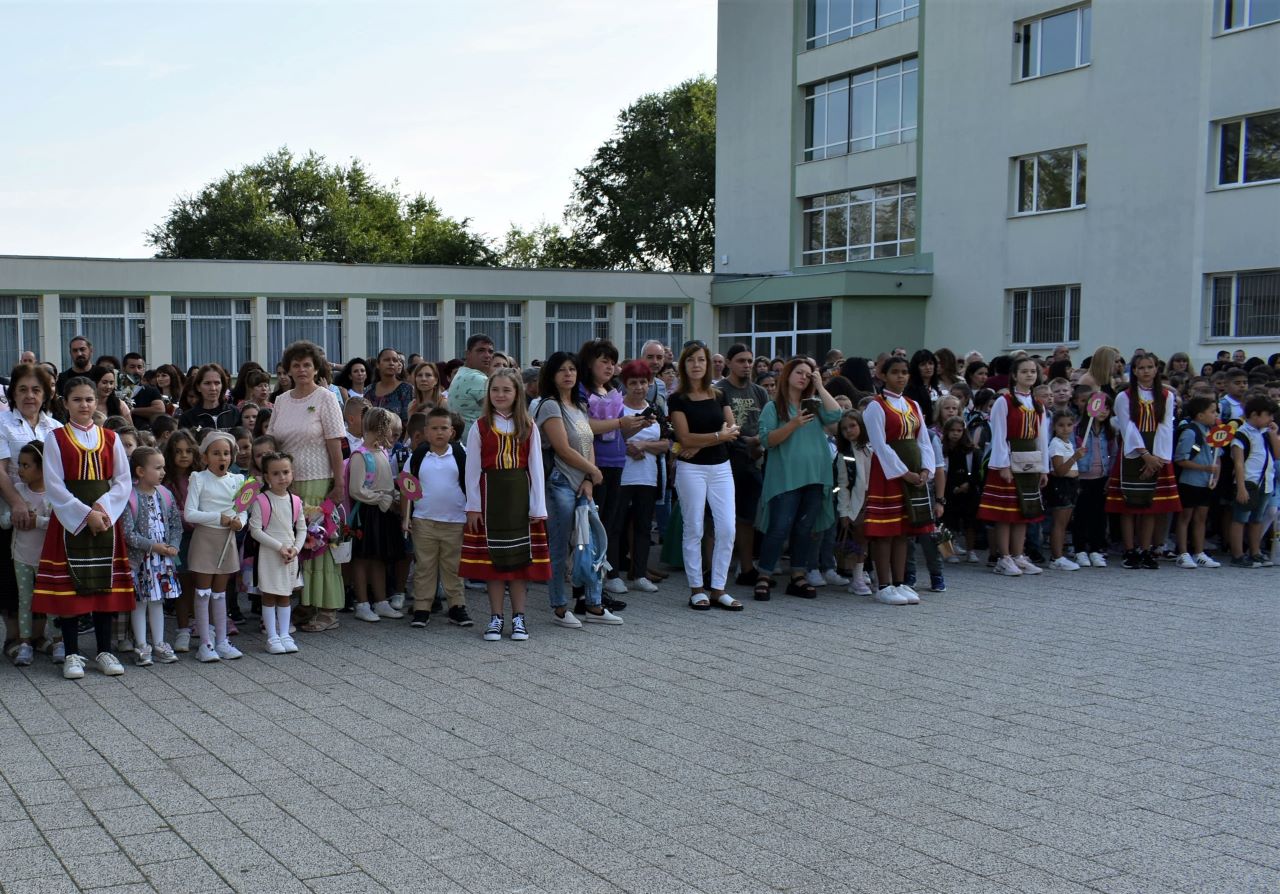 Близо 5500 ученици влязоха в клас в Асеновград (СНИМКИ)
