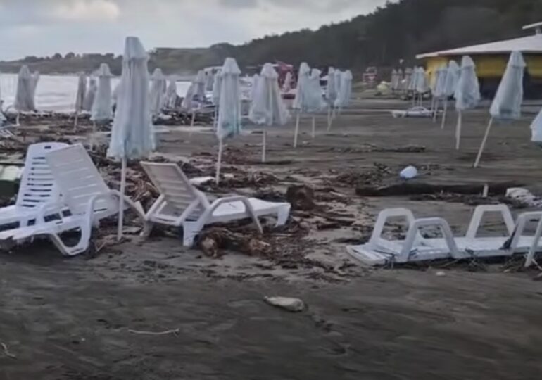 Три са вече жертвите на потопа по Черноморието