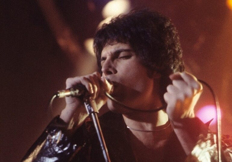 32 години без Фреди Меркюри: Да си спомним за Queen с едни от най-великите им песни (ВИДЕО)