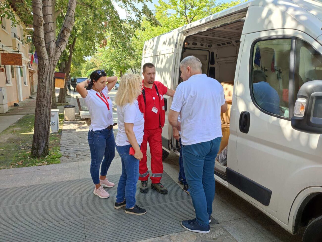 Община Пловдив изпрати 300 пакета с храни в помощ на Царево (СНИМКИ)