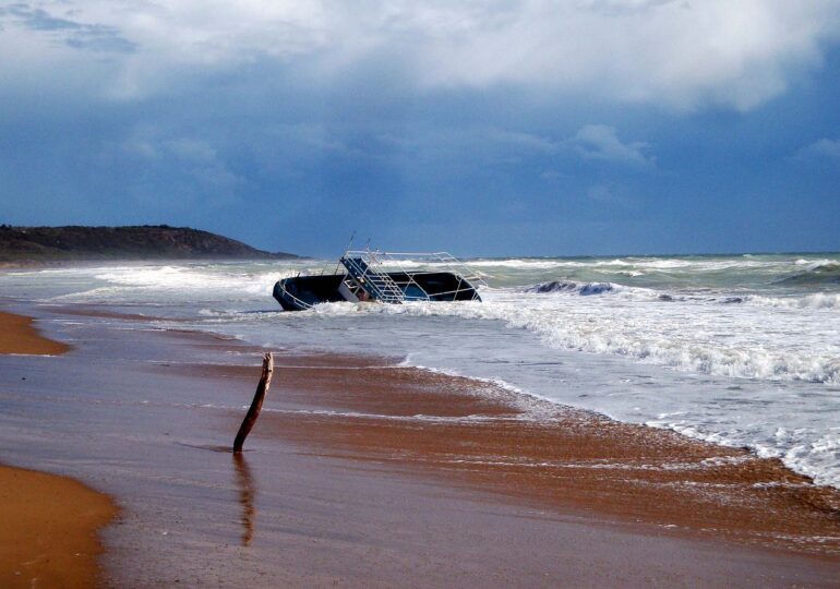 Вижте какво остана от плажа на Ахтопол след бурята (ВИДЕО)