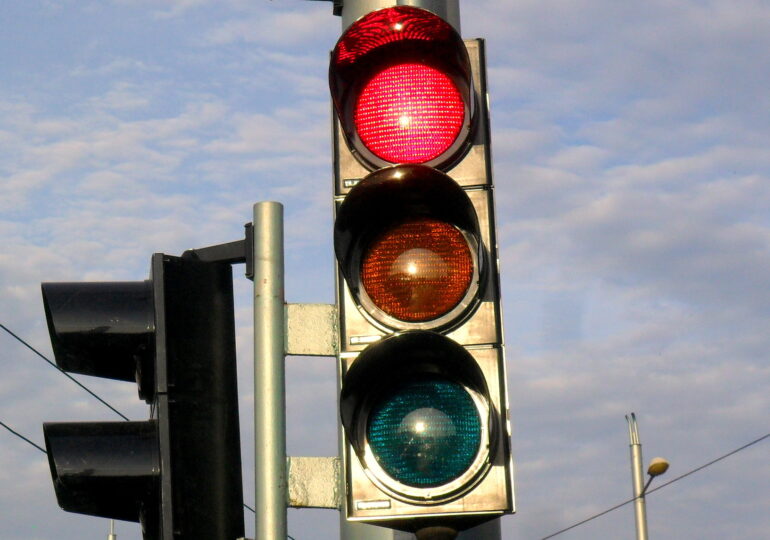 Обезопасяват светофар в „Тракия”, спешно възстановяват осветлението на Асеновградския надлез