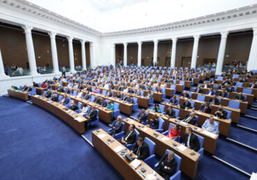 Парламентът отхвърли президентското вето за бронетранспортьорите за Украйна