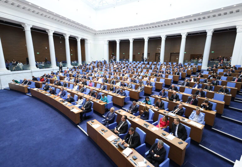 Отхвърлиха на комисия ветото на Радев срещу либерализацията на пазара на ток
