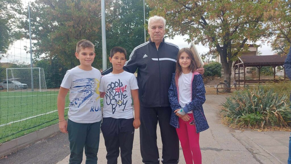 Христо Бонев-Зума откри ново футболно игрище в Цалапица (СНИМКИ)