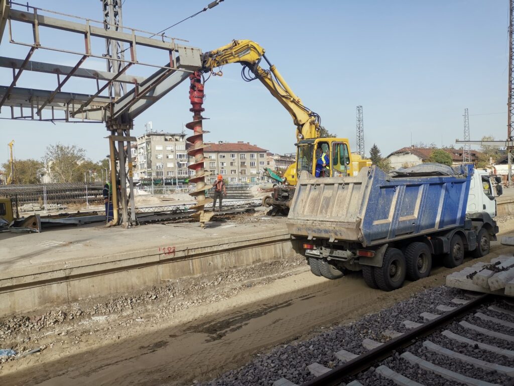 Кога ще бутат Бетонния мост и какво се случва с пробива под гарата: Отговорите от министър Гвоздейков (СНИМКИ)