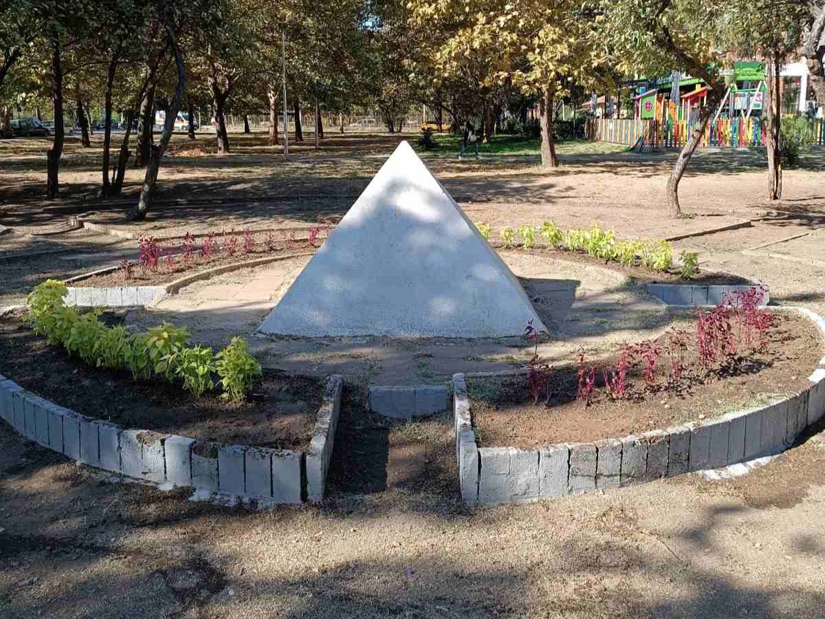Със засаждане на цветя откриха детската площадка на бул. „Свобода“ в Пловдив (СНИМКИ)