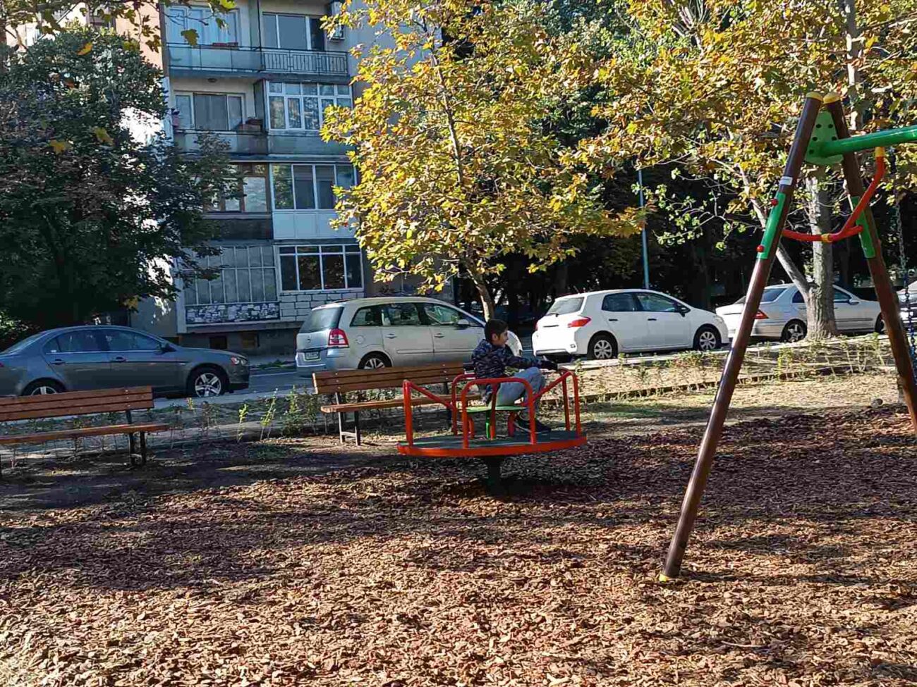 Със засаждане на цветя откриха детската площадка на бул. „Свобода“ в Пловдив (СНИМКИ)