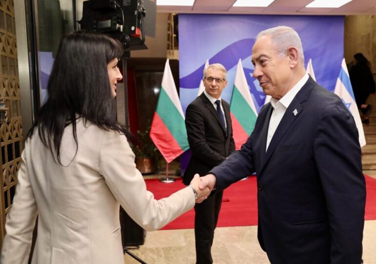Мария Габриел: Двама българи са сред заложниците на “Хамас”