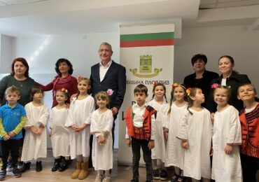 За Деня на християнското семейство: Деца изненадаха кмета на район "Източен" (СНИМКИ)
