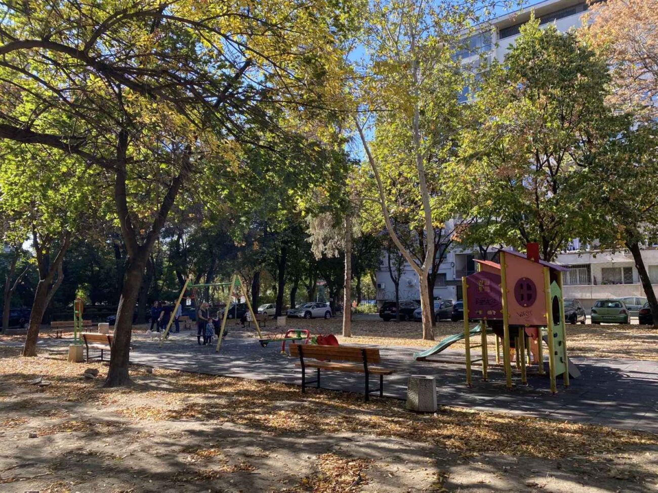 23 нови пейки край детски площадки и в парк в Южен (СНИМКИ)