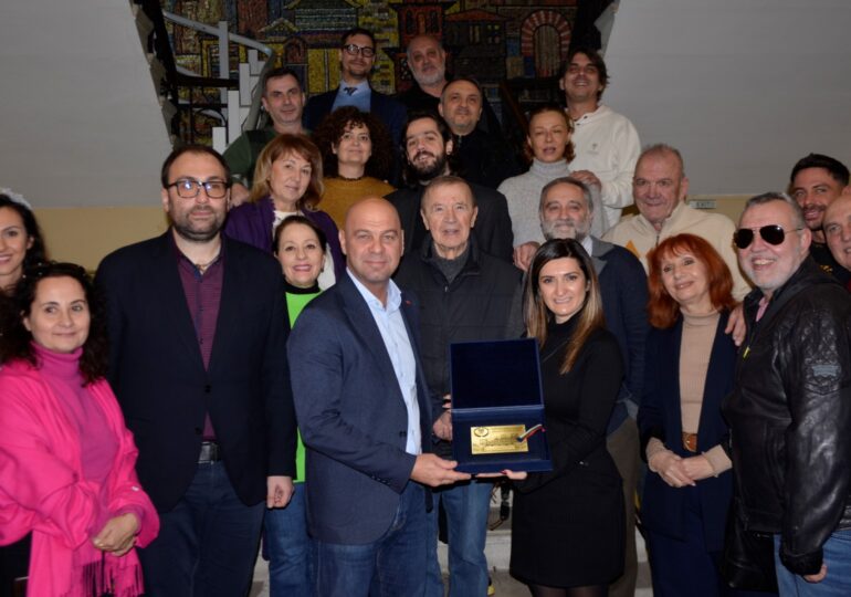 Костадин Димитров връчи "Почетен плакет" на общината на Драматичен театър Пловдив