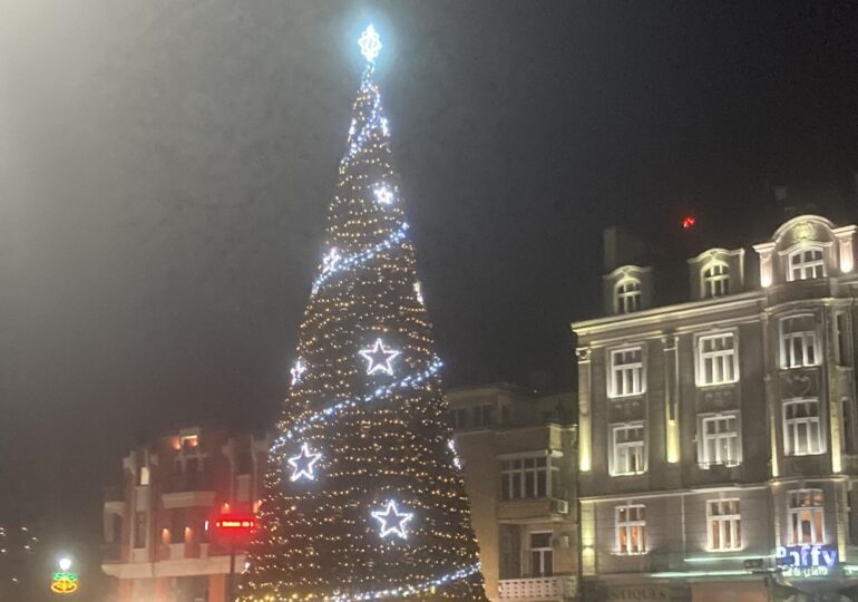 Грейнаха светлините на коледната елха в Пловдив