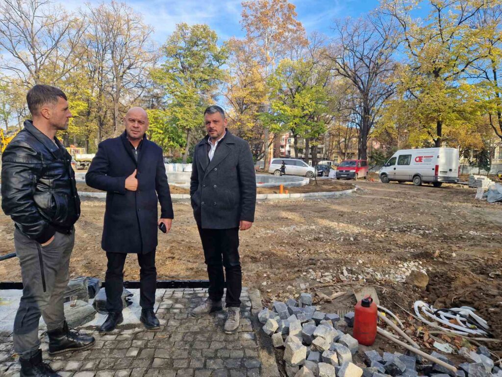 Ремонтът на Дондуковата градина в Пловдив върви по план (СНИМКИ)