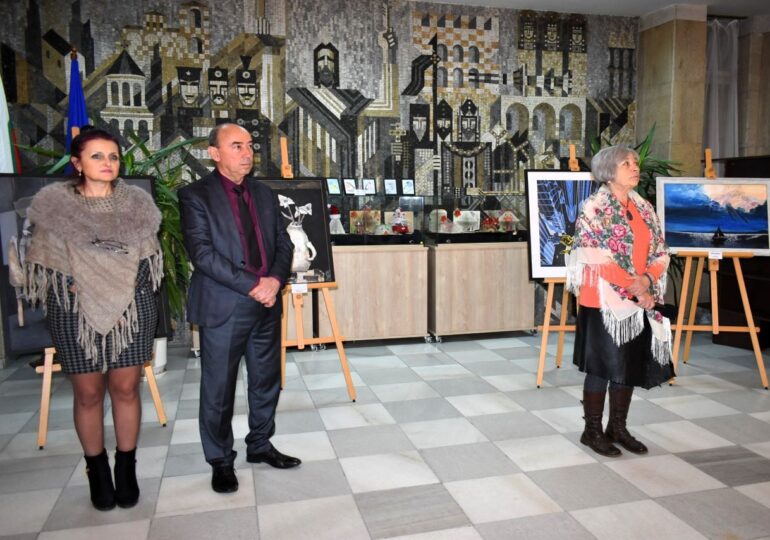 Асеновградски художници събраха свои творби в „Приказки за Коледа“ (СНИМКИ)