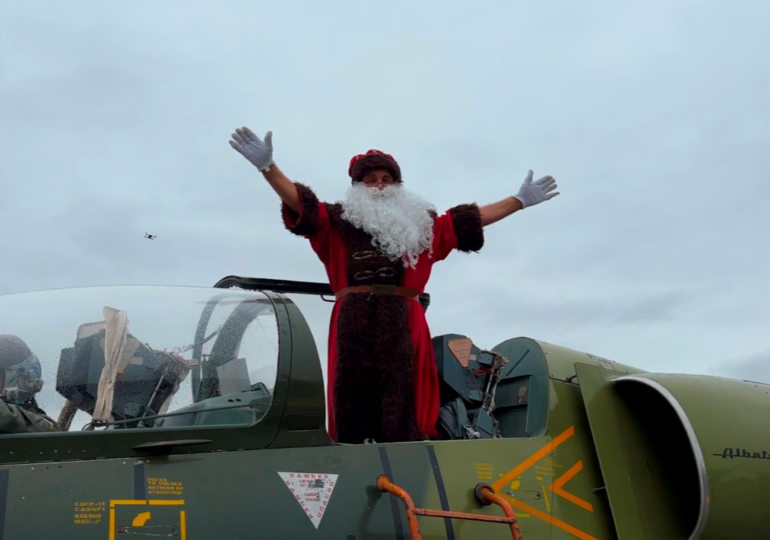 Дядо Коледа кацна на летище Пловдив и раздаде подаръци (СНИМКИ)