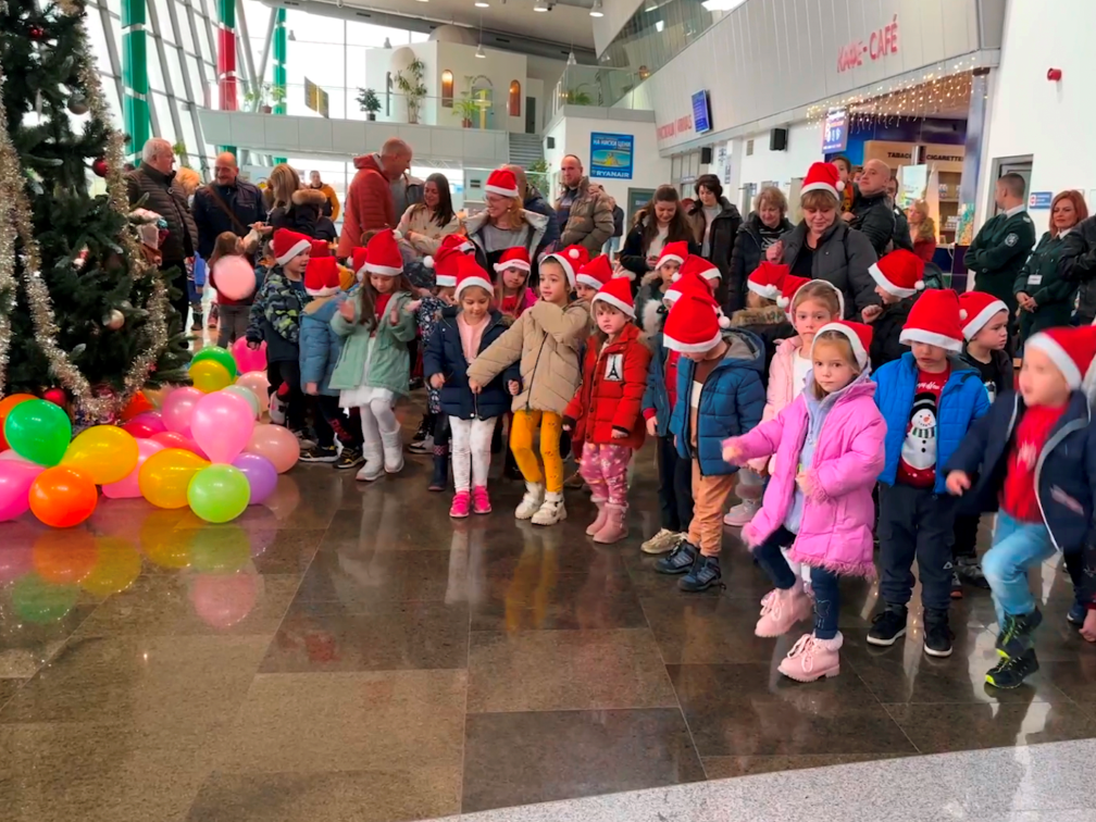 Дядо Коледа кацна на летище Пловдив и раздаде подаръци (СНИМКИ)