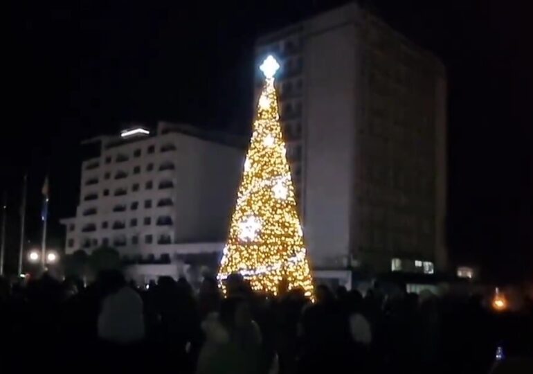 Запалиха тържествено светлините на Коледната елха в Асеновград (ВИДЕО)