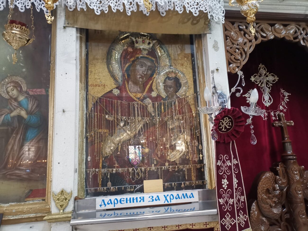 Света Богородица върши чудеса в Рибната църква в Асеновград (СНИМКИ)