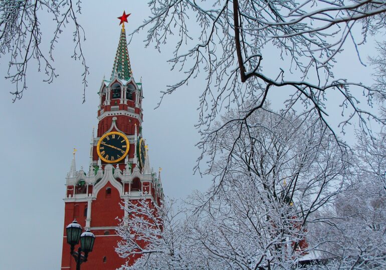 Студ и сняг сковаха руската столица Москва (ВИДЕО)