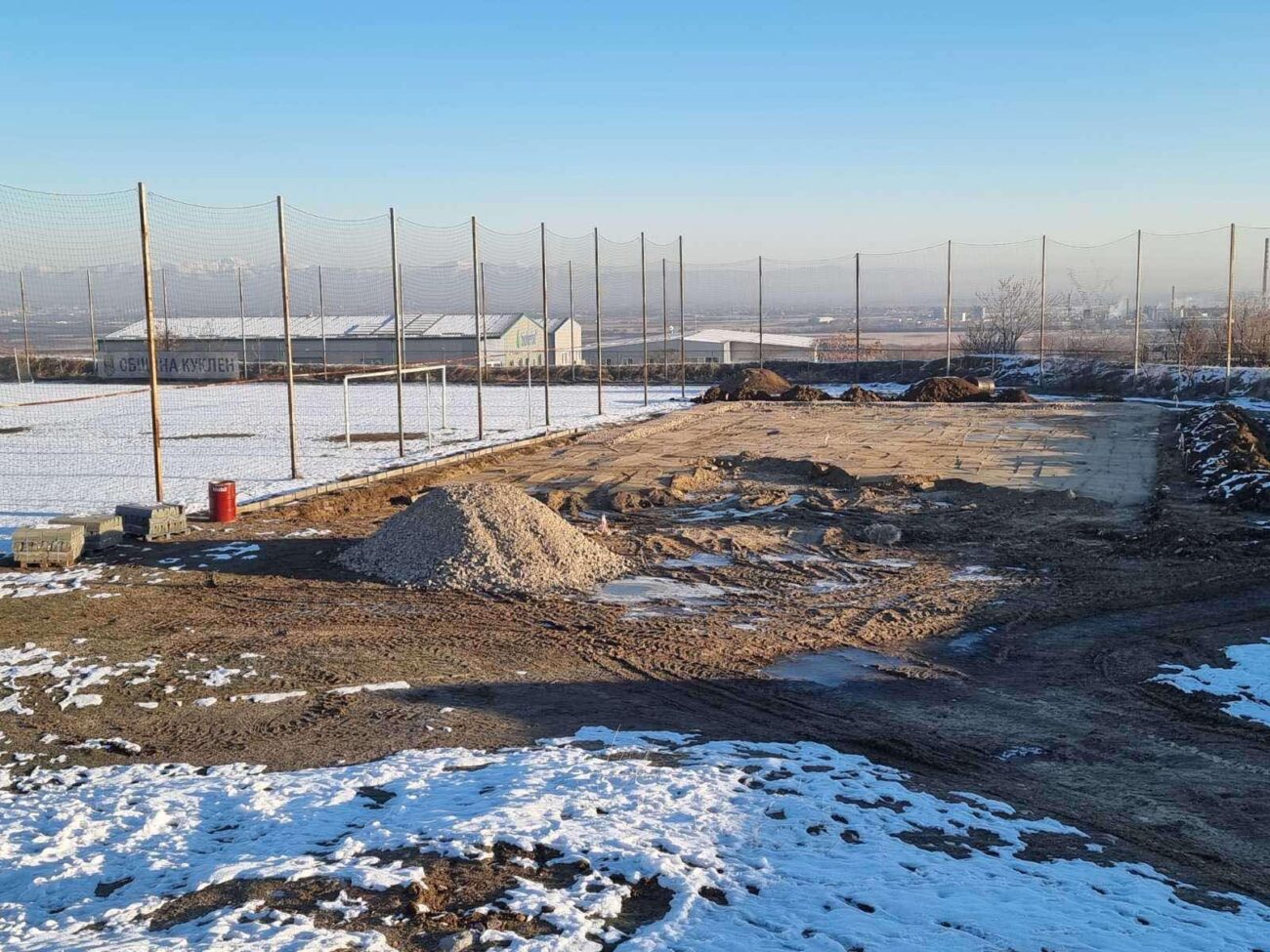 Започна изграждането на детска площадка и игрище за футбол в Куклен (СНИМКИ)