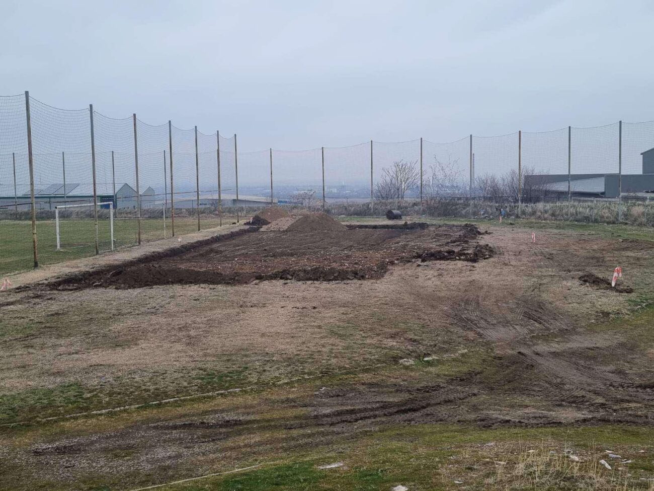 Започна изграждането на детска площадка и игрище за футбол в Куклен (СНИМКИ)