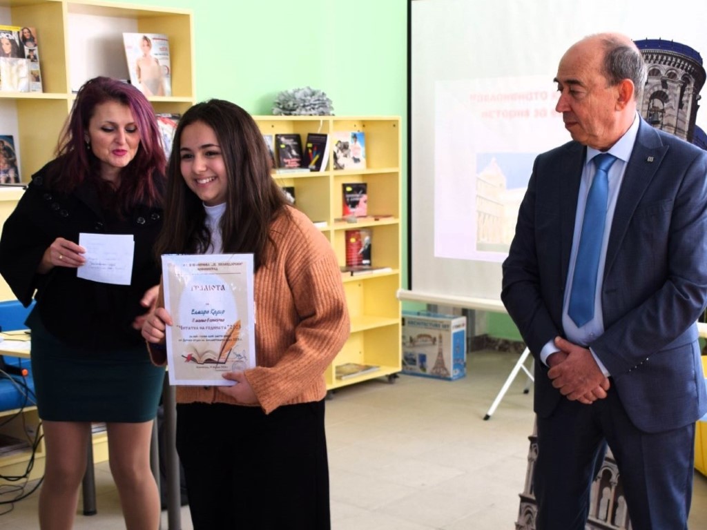 Отличнички: Две момичета от Асеновград прочели по 271 книги за година (СНИМКИ)