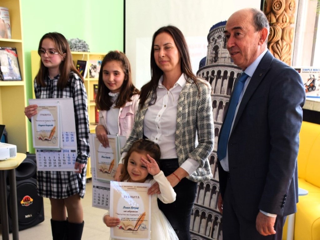 Отличнички: Две момичета от Асеновград прочели по 271 книги за година (СНИМКИ)