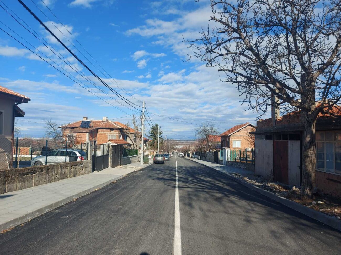 Ремонтираха най-широката улица в Брестник, изграждат подпорни стени в Храбрино (ВИДЕО)