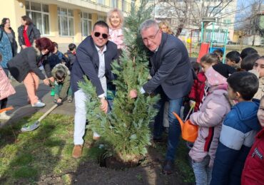 Емил Русинов откри площадка и участва в еко инициатива в детска градина в „Източен“ (СНИМКИ)