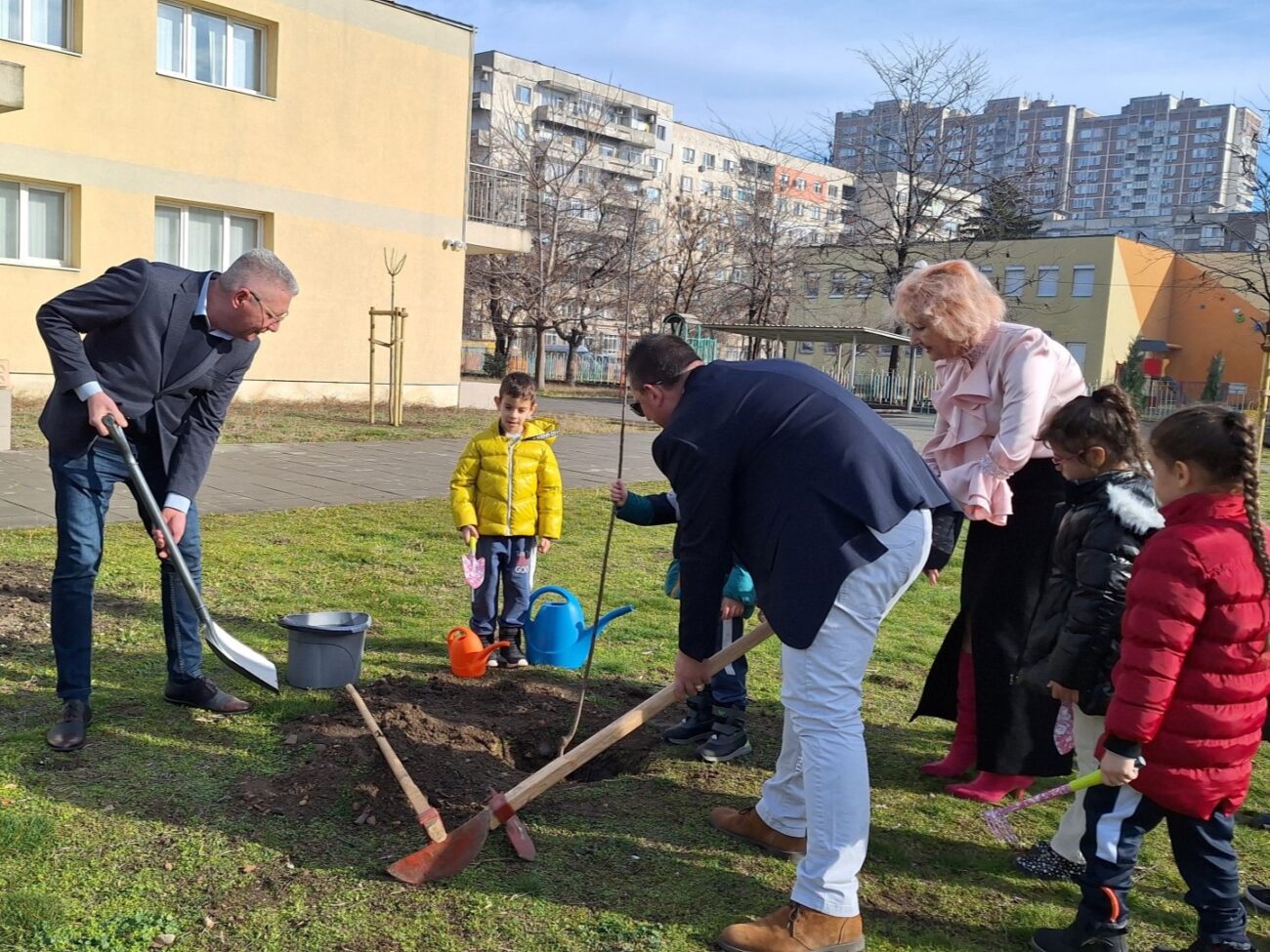 Емил Русинов откри площадка и участва в еко инициатива в детска градина в „Източен“ (СНИМКИ)