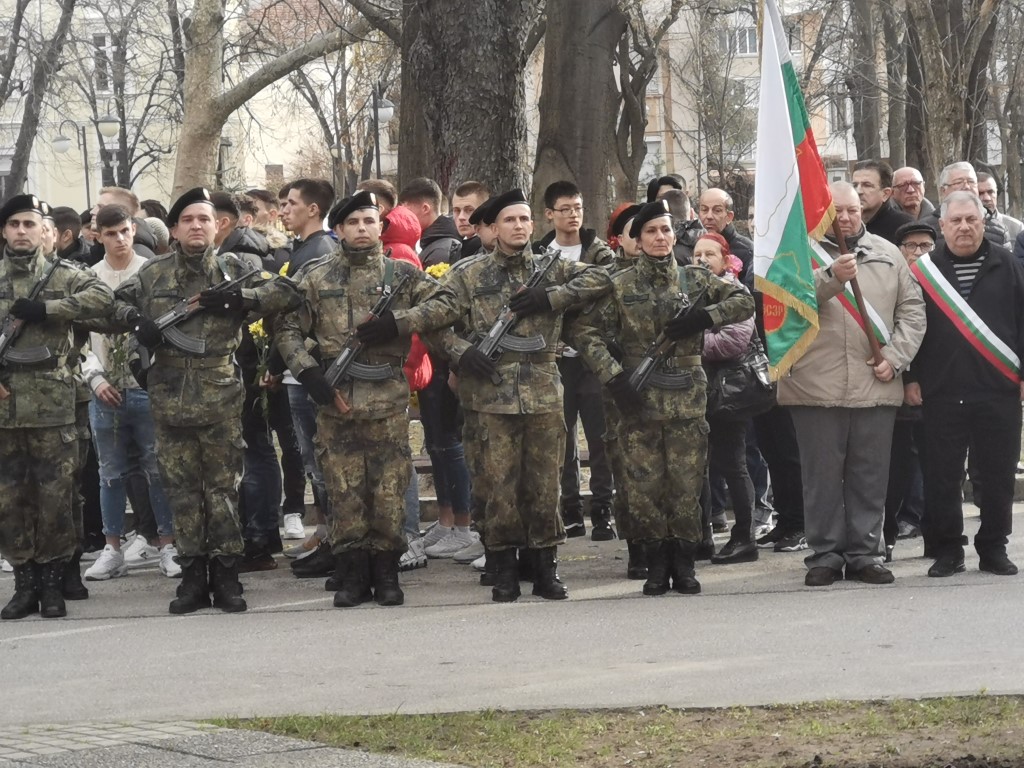 Пловдив почете 176-та годишнина от рождението на Христо Ботев (СНИМКИ)