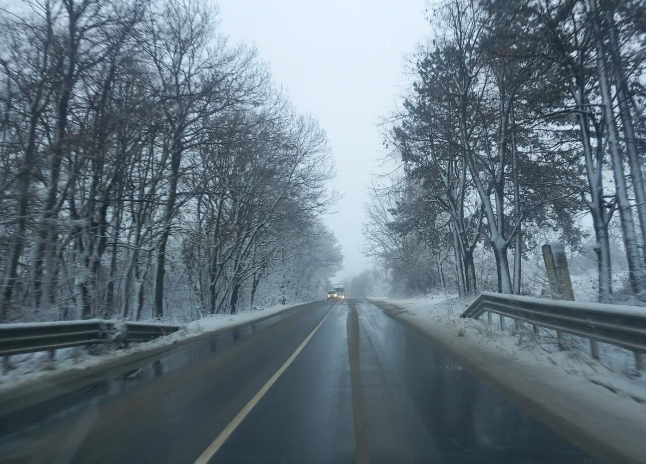 Над 330 снегопочистващи машини обработват републиканските пътища (СНИМКИ)