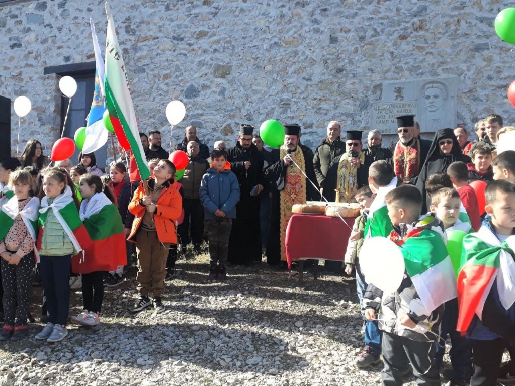Стотици сведоха глави пред лика на Васил Левски в Мулдавския манастир (СНИМКИ)