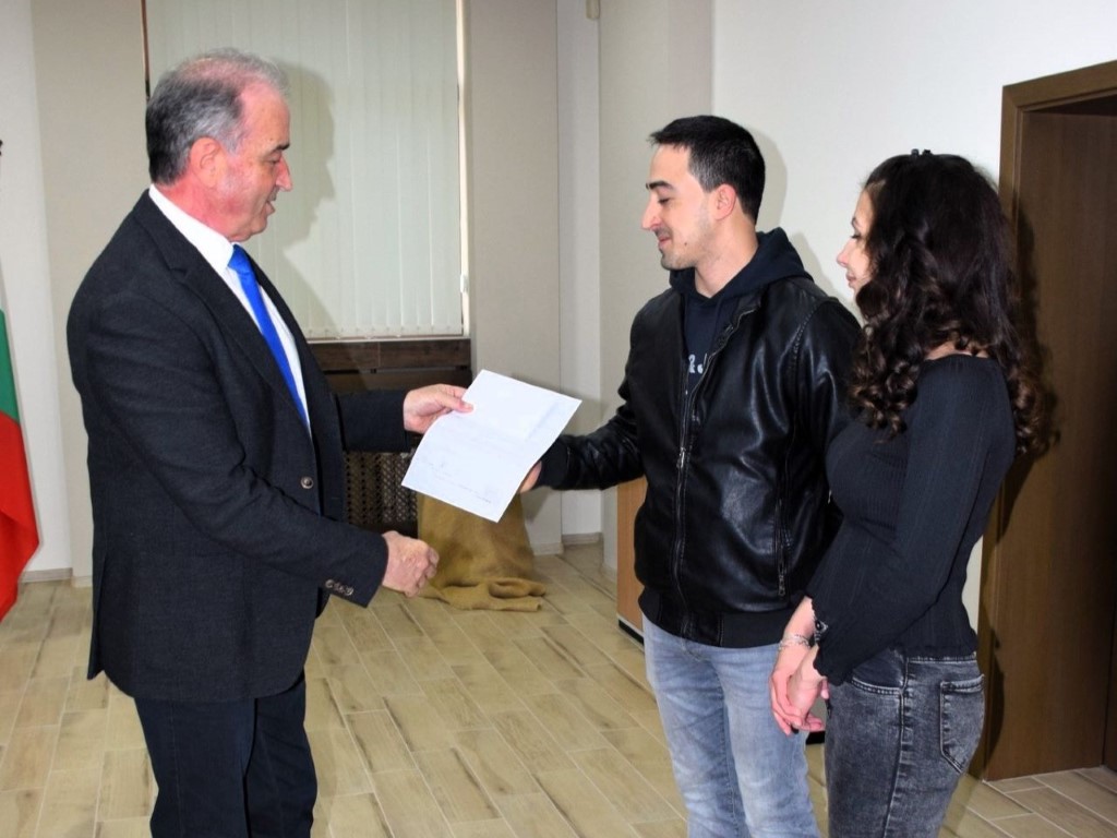 Кметът на Асеновград поднесе дарове на първото бебе за 2024 година (СНИМКИ)