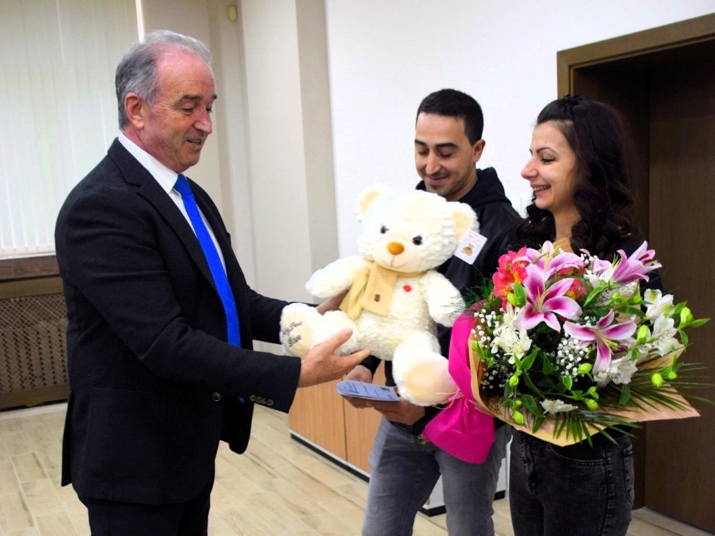 Кметът на Асеновград поднесе дарове на първото бебе за 2024 година (СНИМКИ)
