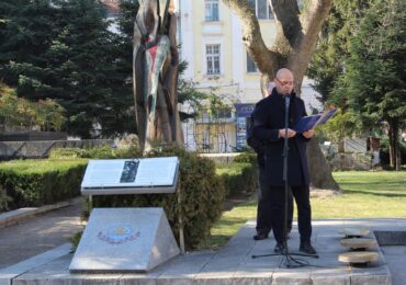 Пловдивчани почетоха паметта на жертвите на комунизма пред паметника „Свидетелят“ (СНИМКИ)
