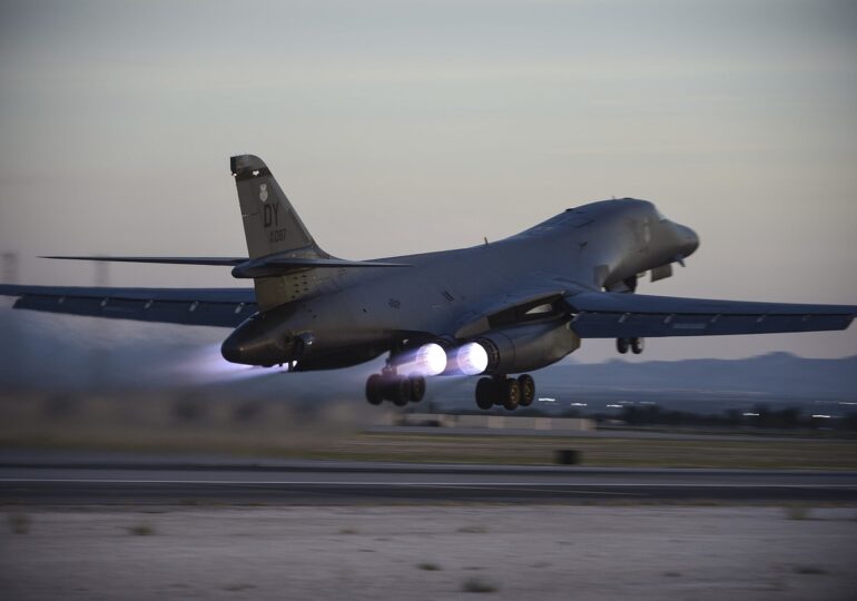 Заради загинали американци: САЩ с мощни бомбардировки по цели в Сирия и Ирак (ВИДЕО)
