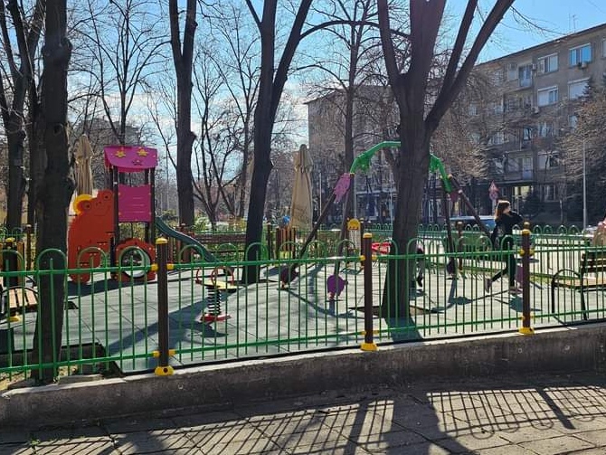 Ремонтират детски площадки в район "Централен" (СНИМКИ)